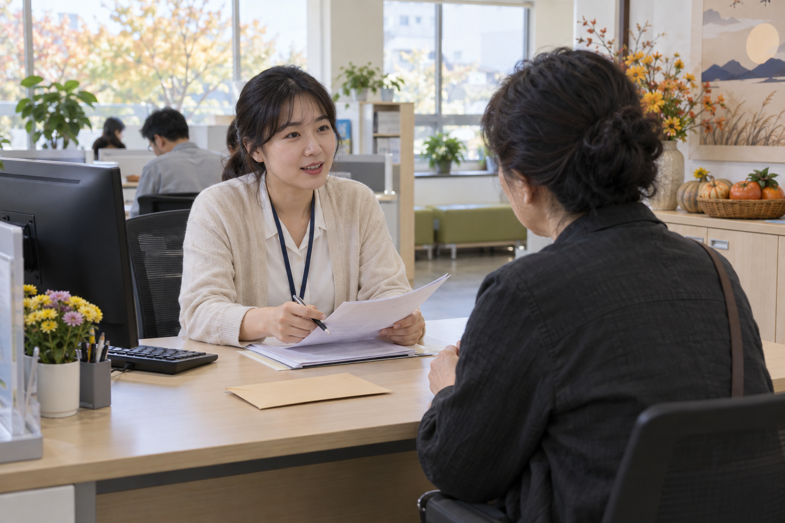 대전 중구 주민이 행정복지센터에서 추석 상품권 대상가구 여부를 확인하는 모습