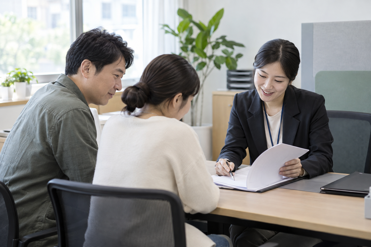 양산시 생계·의료급여 수급가구가 복지 상담창구에서 가구원별 추석 위문금 대상을 확인하는 모습