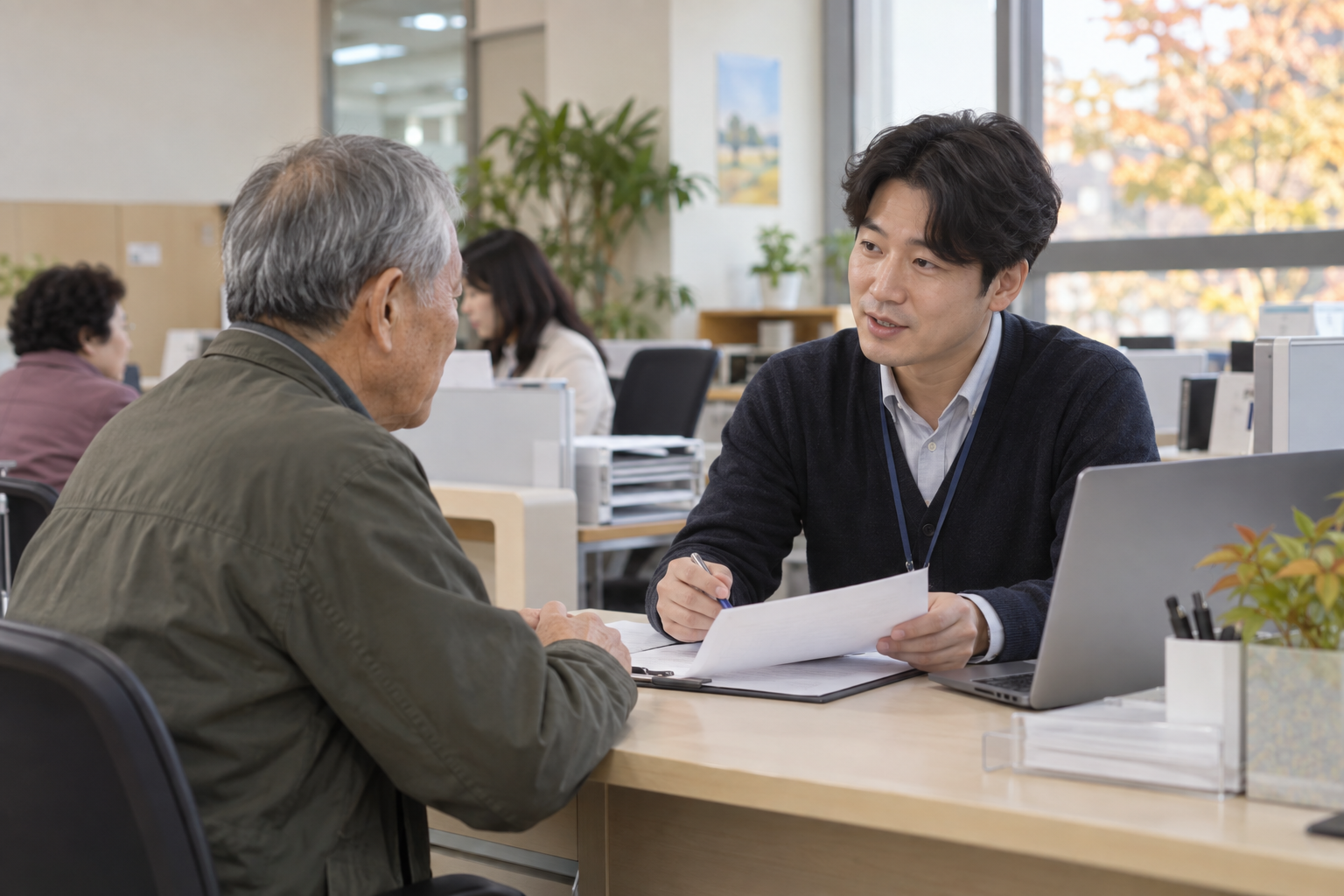 영등포구 국가보훈대상자가 동주민센터에서 추석 위문금 신청조건을 상담하는 모습