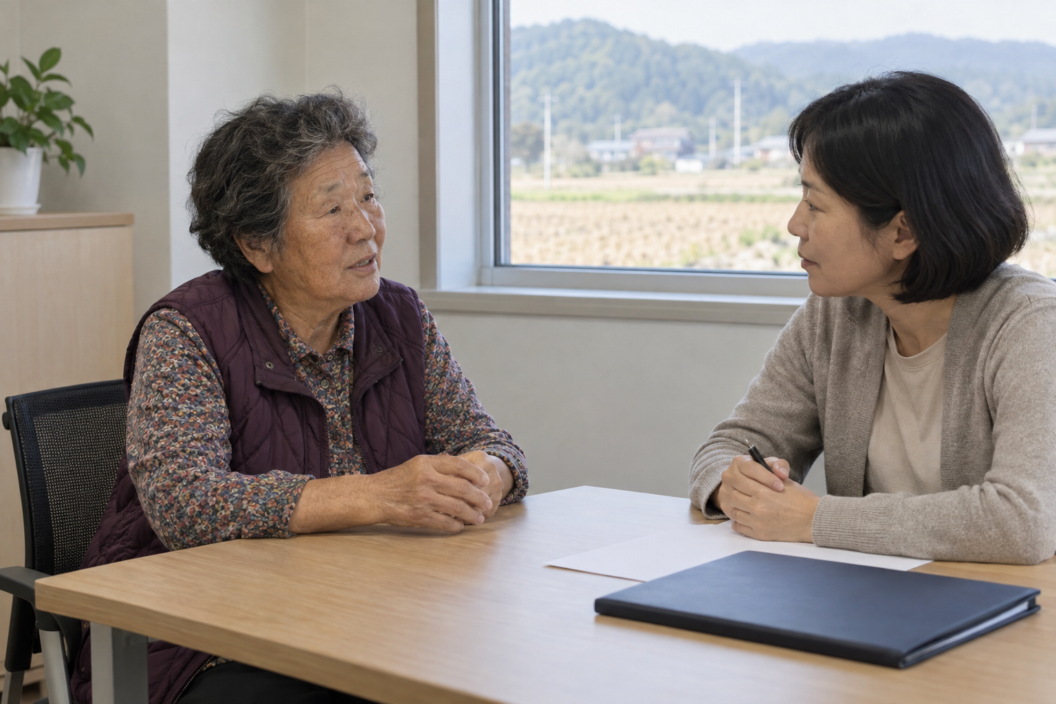 상담자와 농지 이양 조건을 확인하는 고령 여성 농업인