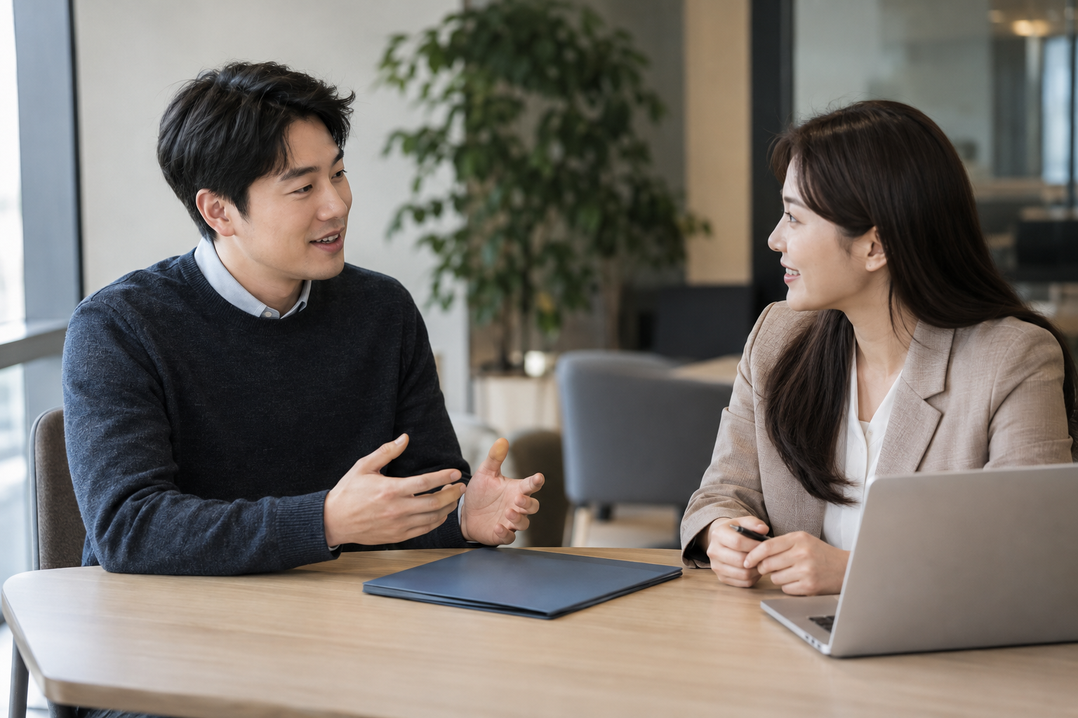 근로자가 회사 인사담당자와 배우자 출산전후휴가 일정을 상담하는 연출 사진