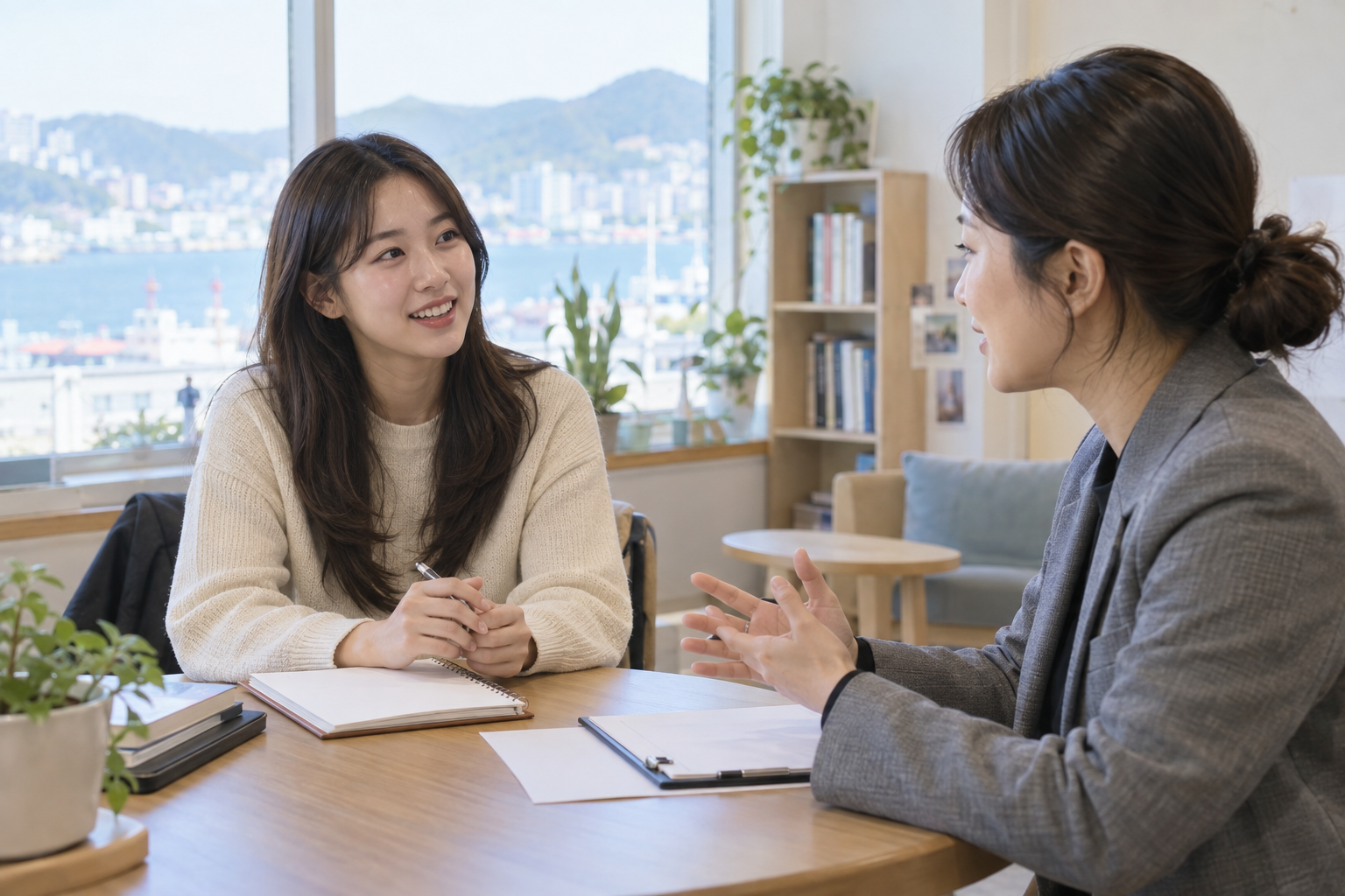 청년이 상담자와 진로 이야기를 나누는 연출 사진