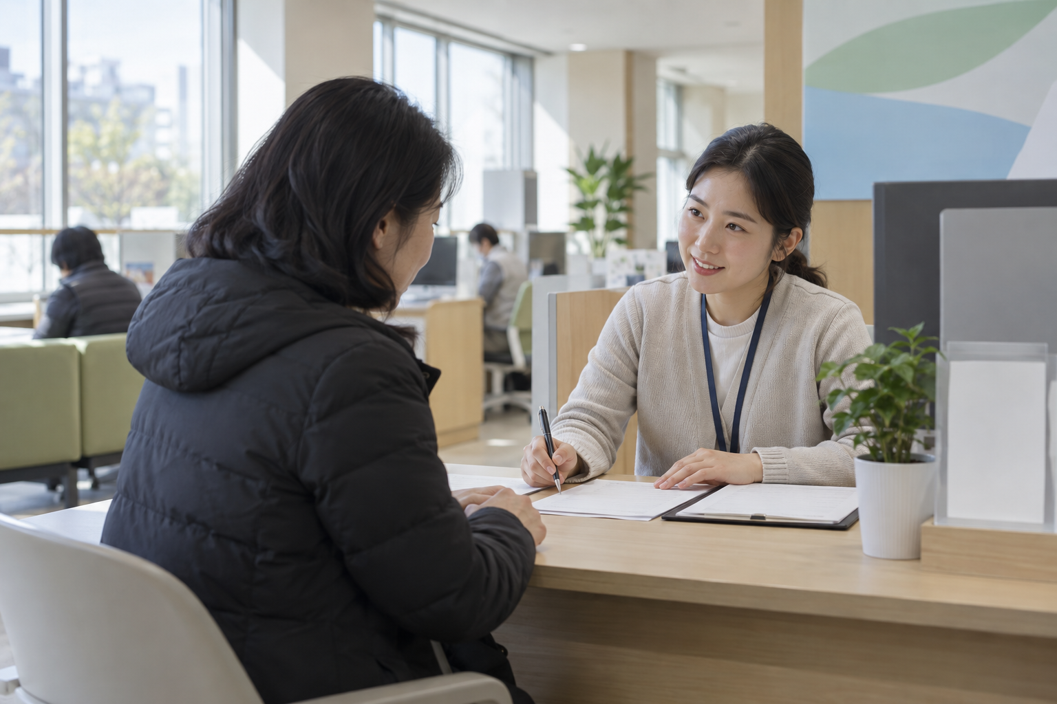 화성특례시 행정복지센터에서 추석 명절위로금 자격과 주소를 상담하는 연출 장면