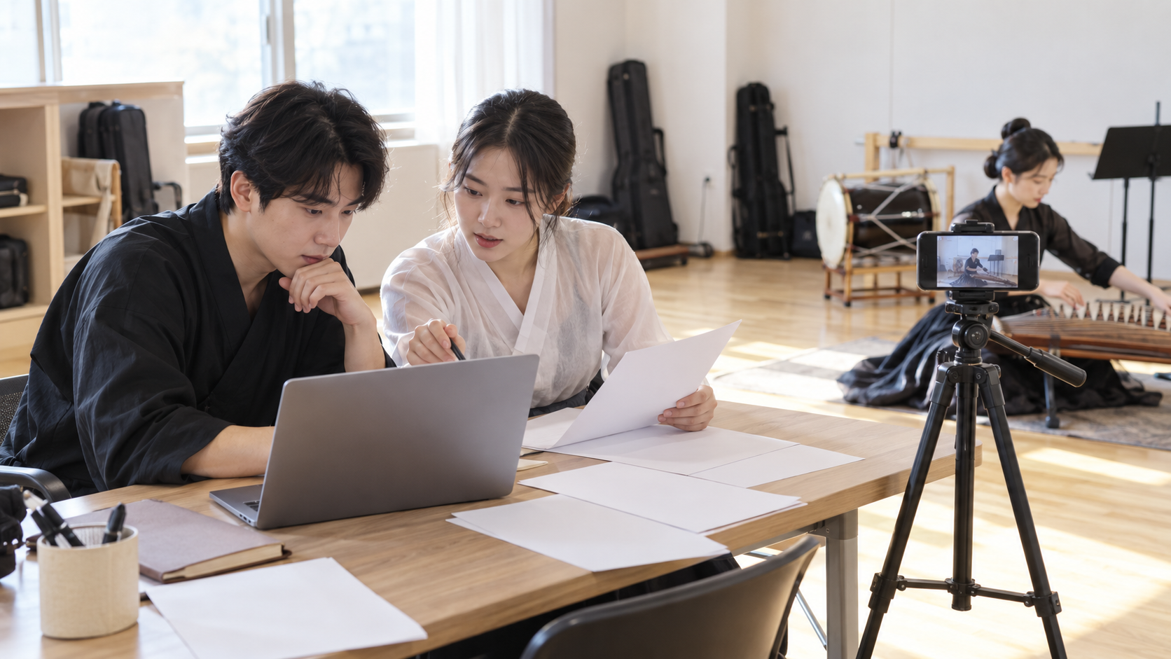 청년 전통예술인들이 빈 신청서와 원테이크 촬영을 함께 준비하는 연출 사진